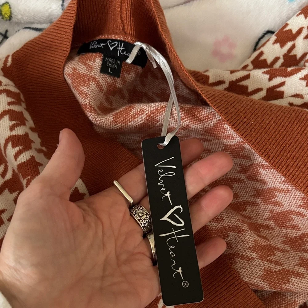 Velvet Heart Rust and White Houndstooth Cardigan - Picture 2 of 2